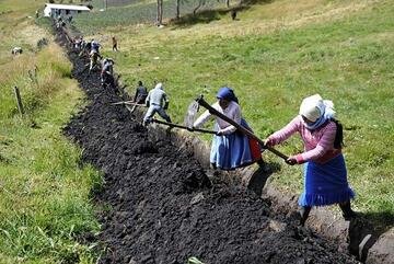 Die Arbeiten für die unterirdische Verlegung der Rohre übernehmen die Bewohner gemeinschaftlich, was den Zusammenhalt der Gemeinden fördert. 