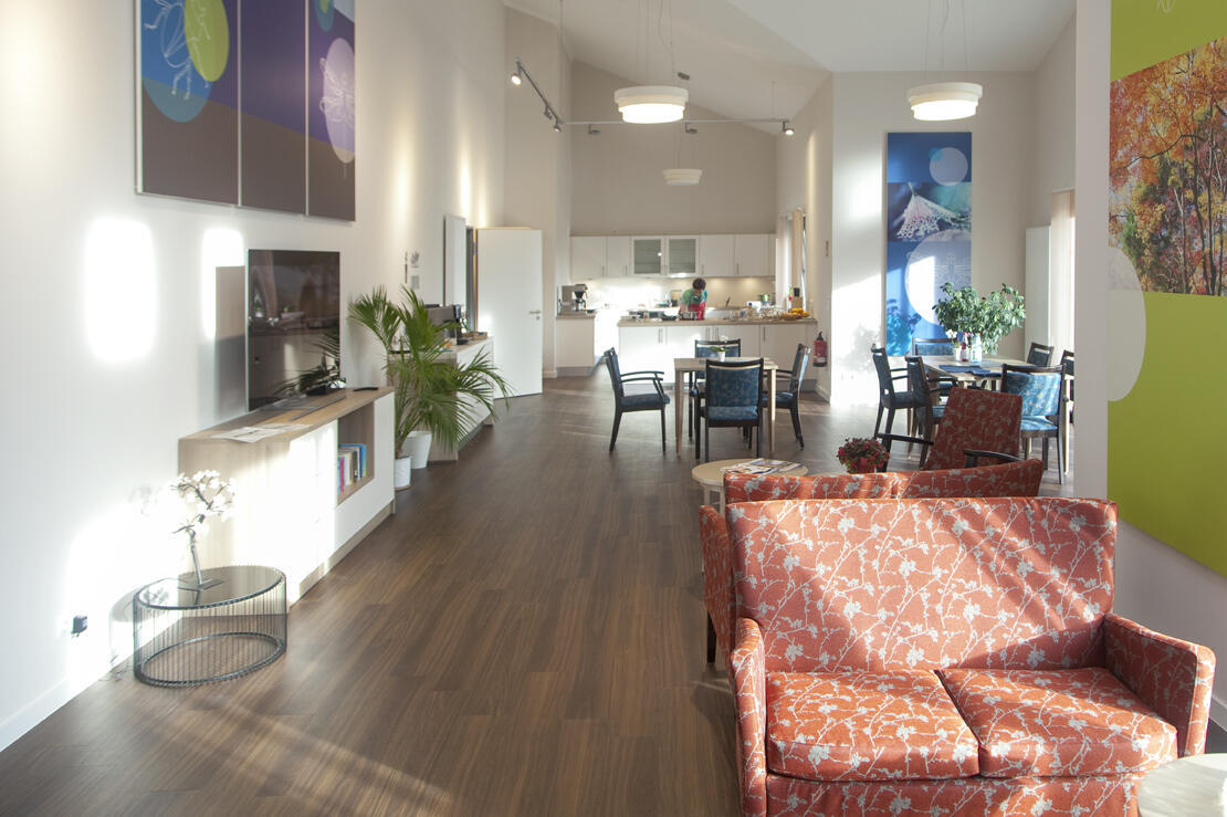 Der Aufenthaltsraum im Hospizhaus Heidekreis lädt zum Verweilen ein