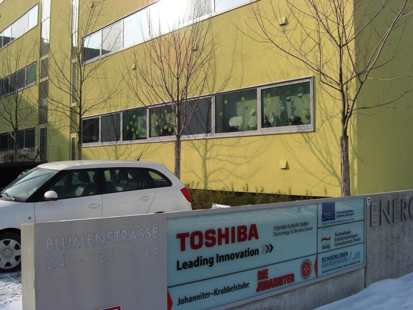 Außenansicht mit Schild Johanniter-Krabbelstube "Blumenstraße"