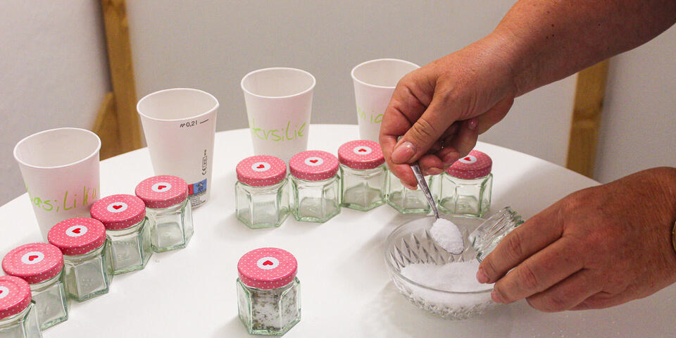 Eine Hand mischt Salz zusammen