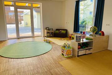 Lichtdurchfluteter Gruppenraum