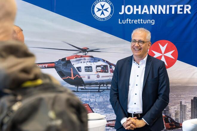 Der stv. Hessische Ministerpräsident Tarek Al-Wazir zu Besuch bei der Johanniter Luftrettung.