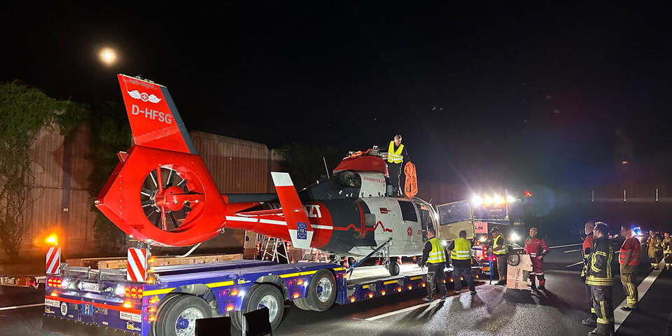 Der Hubschrauber ist auf dem Tieflader aufgeladen.