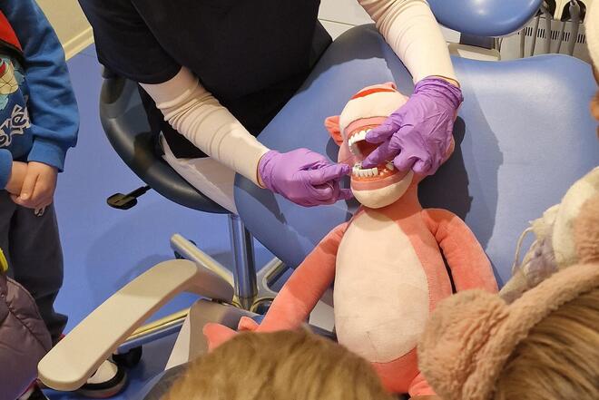 Die Kinder schauen aufmerksam zu