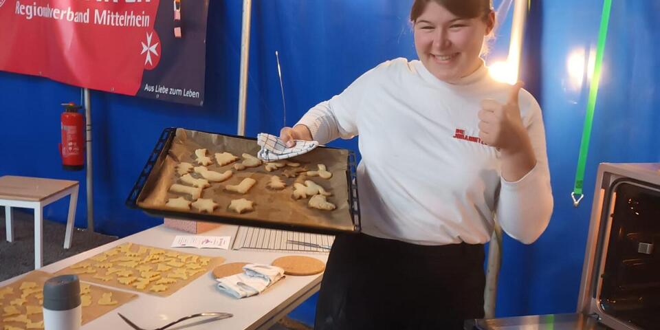 Eine Johanniter-Mitarbeiterin backt Kekse