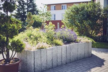 Anbau im Hochbeet im Garten des Johanniter-Hauses Kleinniedesheim