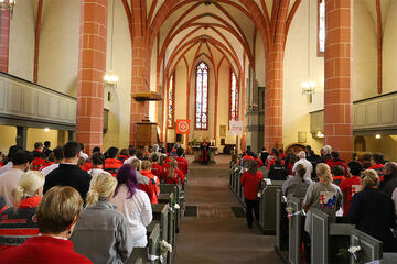 Festgottesdienst zum Landeswettkampf der Johanniter in einer Kirche.
