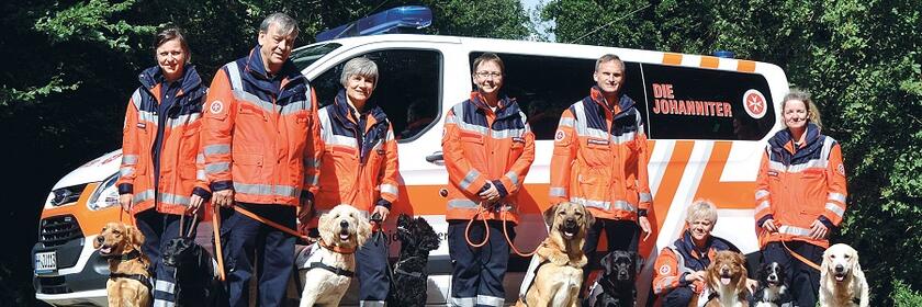 Die ehrenamtlichen Hundeführerinnen und Hundeführer der Rettungshundestaffel Hamburg.
