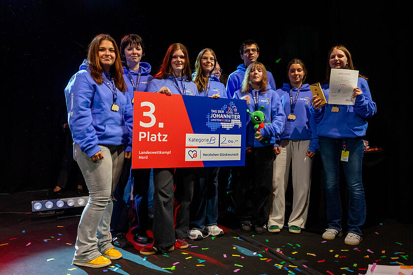 Bronze gab es für das Bad Oldesloer Jugendteam der Johanniter. Sie halten ein Scheck mit dem Preisgeld hoch.