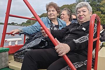 Brauen sitzen im Boot an Deck 