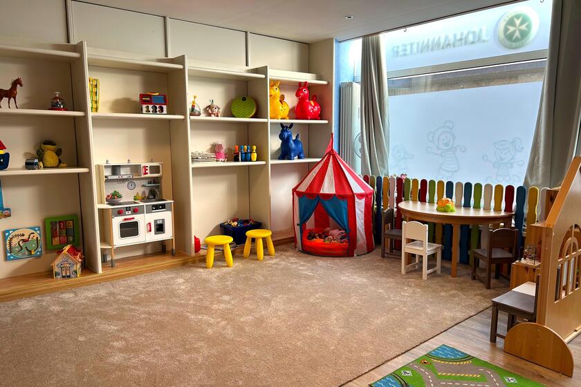 Der Hauptraum der Johanniter Kindertagespflege mit einem hellen Teppich und vielen Spielsachen