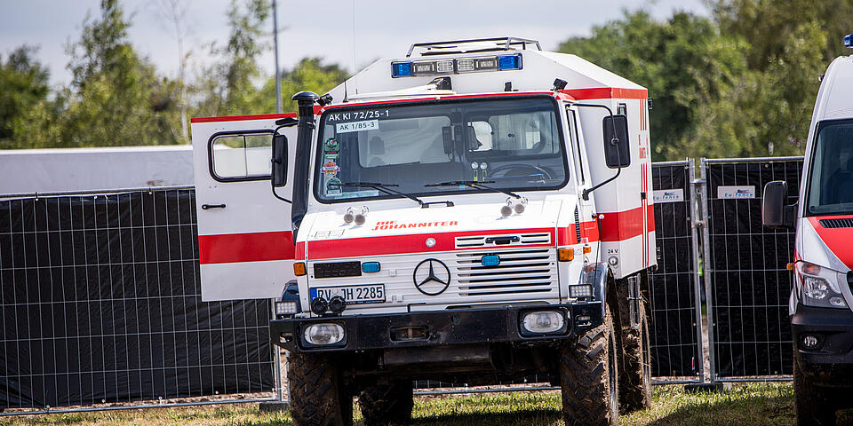 ein großer Johanniter-Unimog