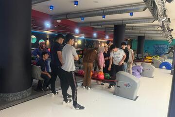 Jugendliche beim Bowling