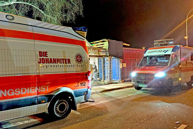 Mehrere Einsatzfahrzeuge der Johanniter.
