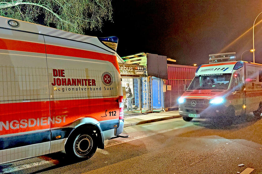 Mehrere Einsatzfahrzeuge der Johanniter.
