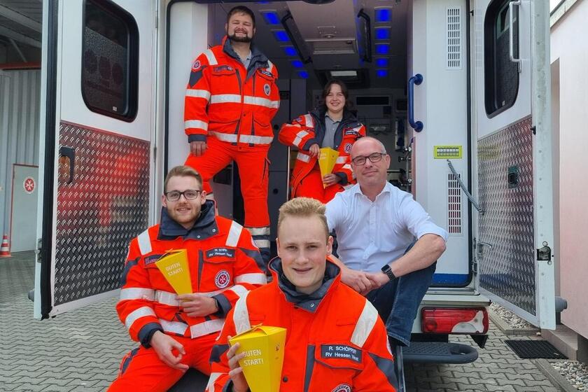 Zwei neue Auszubildende zum Notfallsanitäter bei den Johannitern in Wiesbaden.