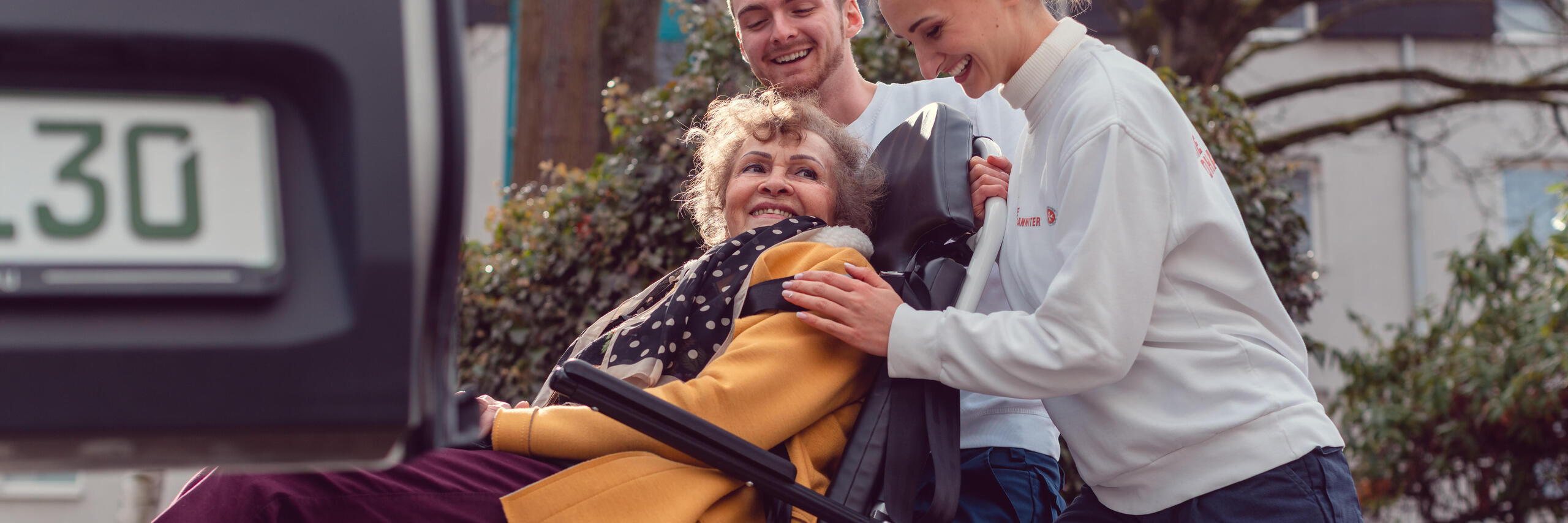 Fahrdienstmitarbeiter schieben Kundschaft in Fahrzeug