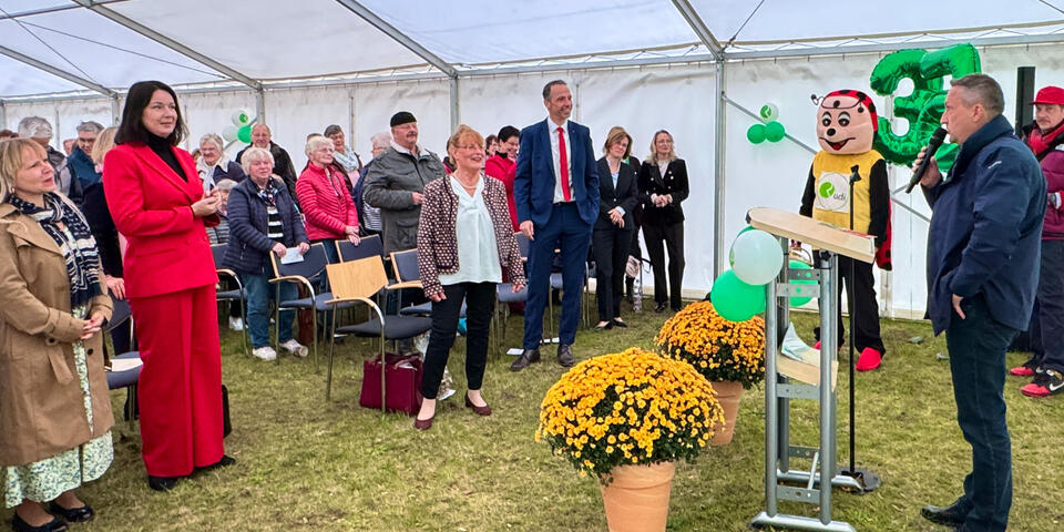 Treuenbrietzens Bürgermeister Michael Knape stimmt die Sabinchenmoritat für die Festgäste an