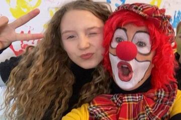 Mädchen mit Clown