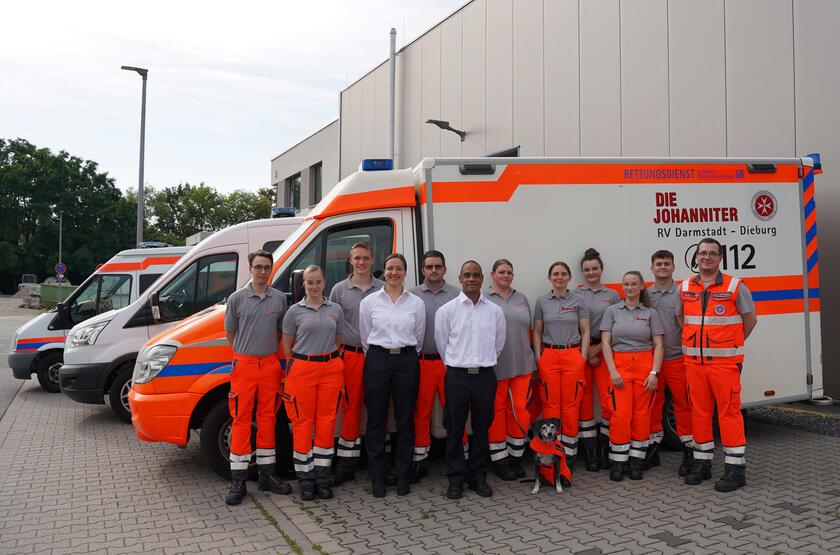 Gruppenfoto des Ortsverbandes Bickenbach vor ihrem Einsatzfahrzeug