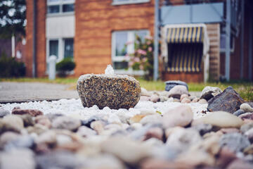 Angelegter kleiner dekorativer Steinbrunnen 