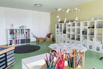 Ein Raum mit vielen bunten Stiften, Ordnern, Papier und sonstigen Bastelutensilien. 
