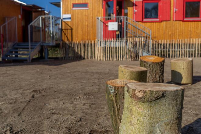 In zwei mobilen Wagen finden die Kinder des Naturkindergartens Oststeinbek der Johanniter bei schlechtem Wetter Unterschlupf.