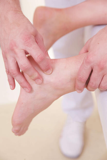 Untersuchung des Fußes auf Sehnen- und Muskelverletzungen