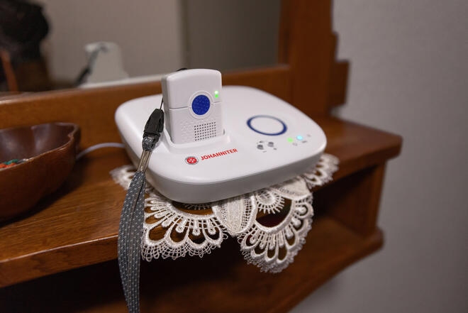 Nahaufnahme von einem Hausnotruf-Gerät auf einer Anrichte.