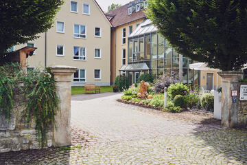 Durch eine historische Mauer betritt man das Gelände des Johanniter-Stift Lügde