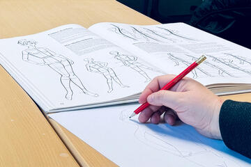 Zeichenskizze mit Bleistift für hinstorische Schwesternkleidung Pflegedienst