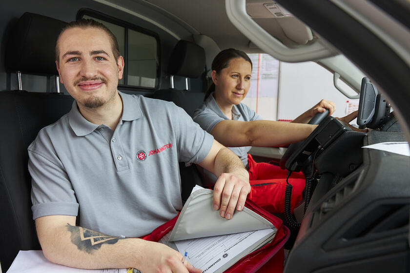 Zwei Einsatzkräfte der Johanniter im Fahrzeug.