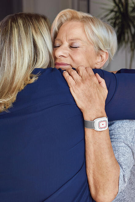 Zwei Frauen umarmen sich