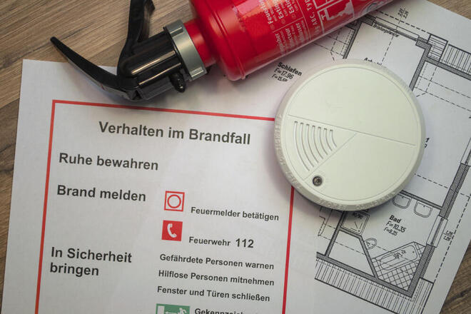 Brandmelder und Feuerlöscher