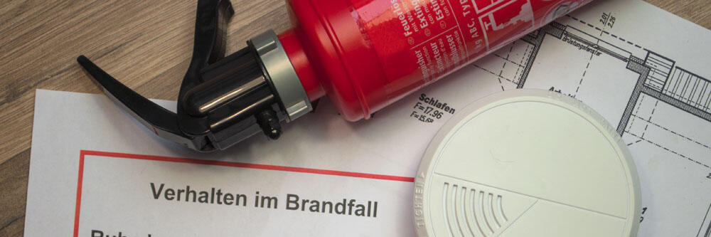 Brandmelder und Feuerlöscher