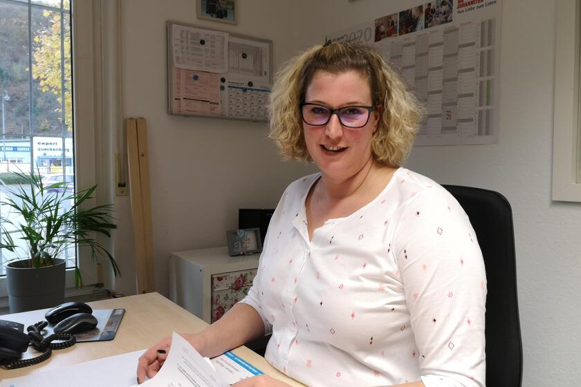 Daniela Abel an einem Schreibtisch