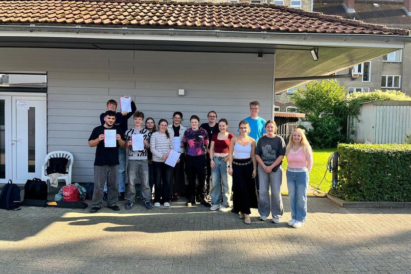 Teilnehmende aus dem SanH-Kurs haben sich zum Gruppenbild aufgestellt.