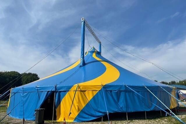 Zirkuszelt in Dernau aufgebaut