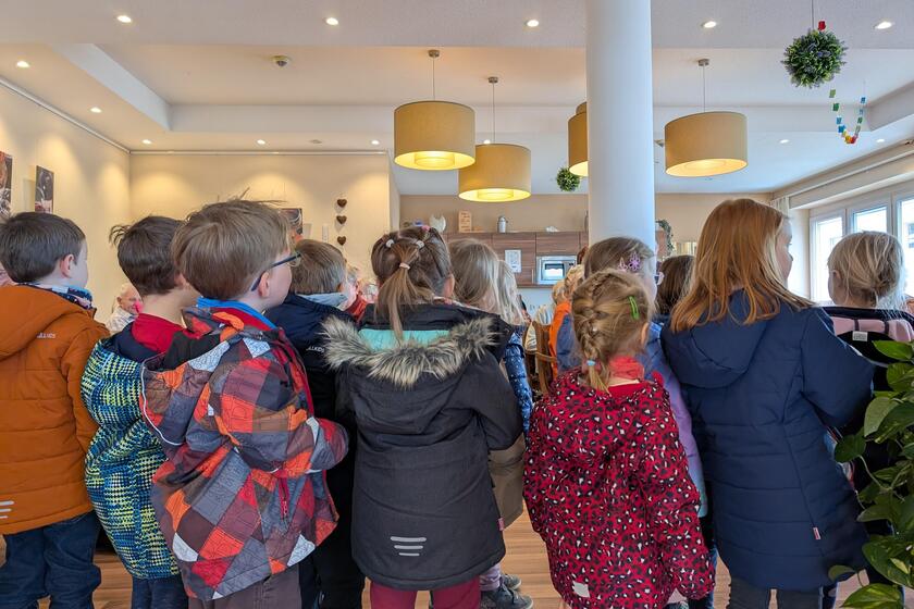 Kindergartenkinder besuchen Seniorenheim.