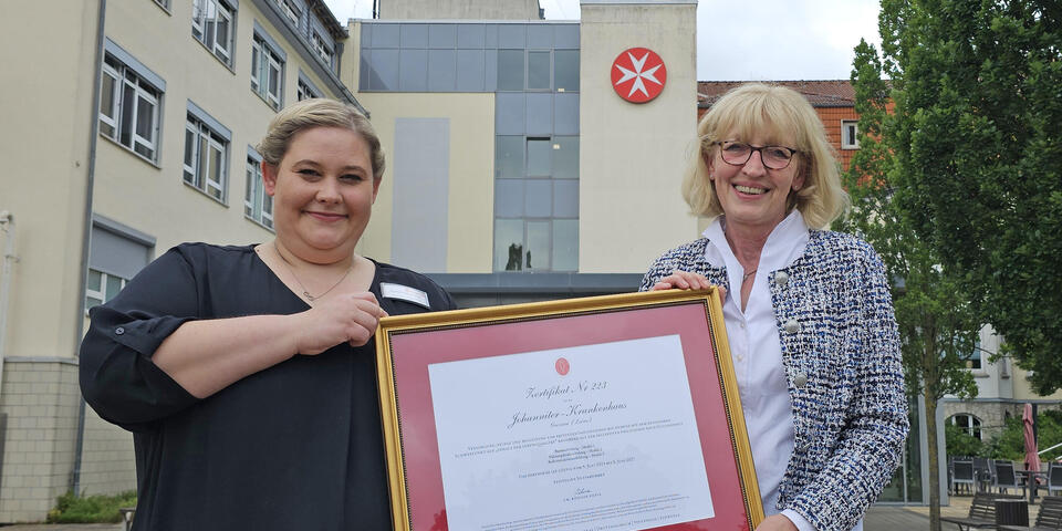 Katharina Fröhlich und Elke Tafel, Qualitätsmanagement des Johanniter-Krankenhauses Gronau halten Zertifikat der Silviahemmet-Stiftung