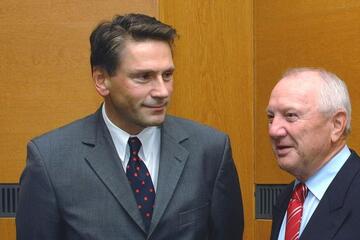 Prof. Dr. med. Harald Tscherne (rechts) mit seinem Nachfolger Prof. Dr. med. Christian Krettek bei der Übergabe der Unfallchirurgischen Klinik