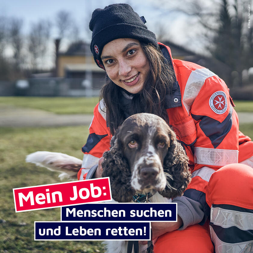 Eine Helferin der Rettungshundestaffel mit ihrem Hund