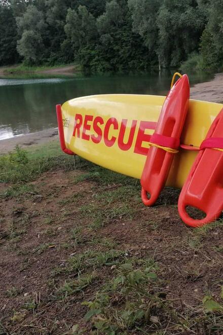 Imagefoto Wasserrettung, Rescue-Board vor dem See
