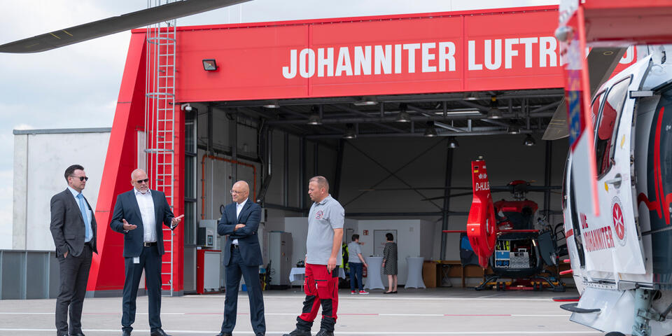 Abteilungsleiter Gesundheit des Hessischen Ministeriums für Soziales und Integration, Stefan Sydow, mit der Geschäftsleitung der JLR am Flugplatz.