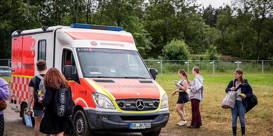 Helfer brechen von der Unterkunft zum Festivalgelände auf