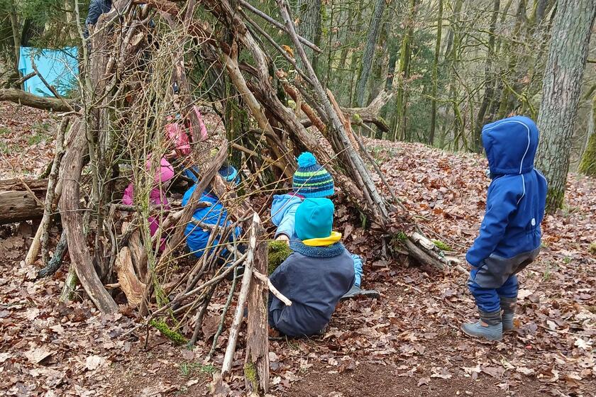 Kinder spielen im Wald