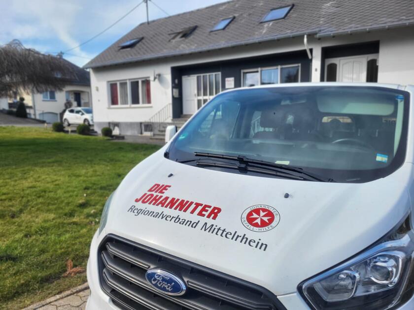 Intensivpädagogische Jugendwohngruppe Liesenich: Von außen mit Johanniter-Fahrzeug davor