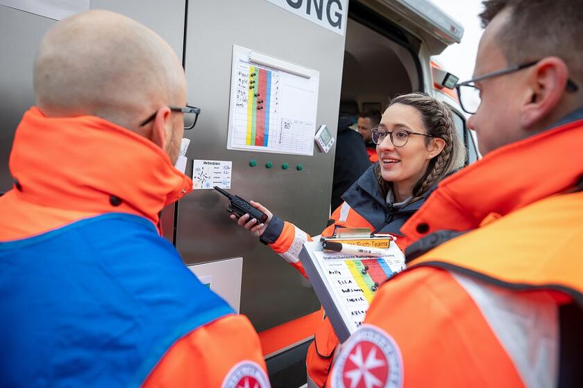 Wir trainieren unser Ehrenamt an unserer staatlich anerkannten Schule für Katastrophenschutz unter anderem mit virtueller Realität und qualifizieren sie somit optimal und professionell für den Einsatz.