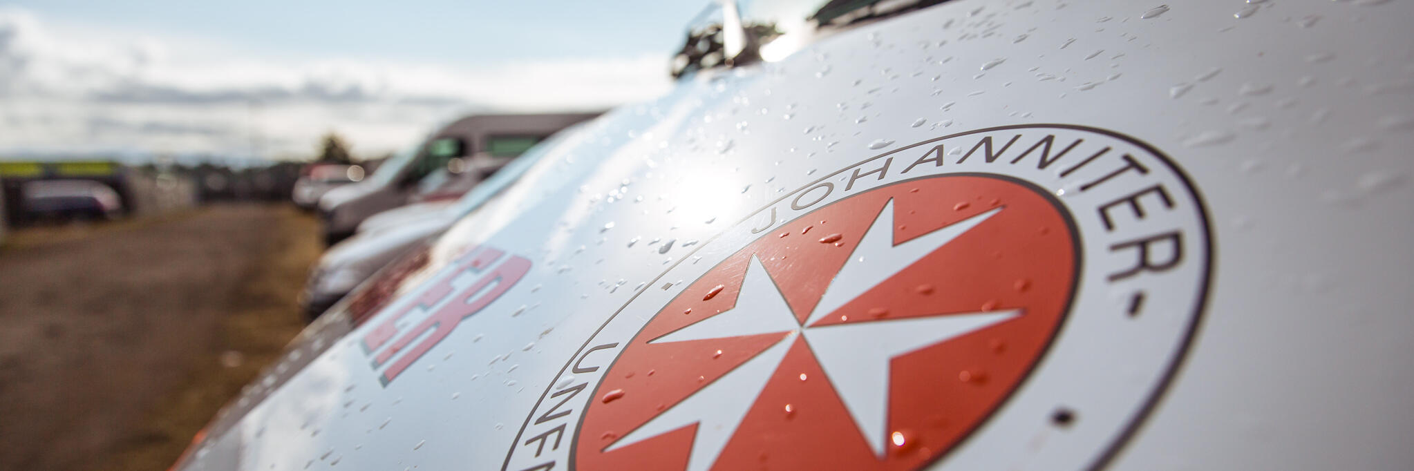 Sicht auf das Johanniter-Logo an einem Auto