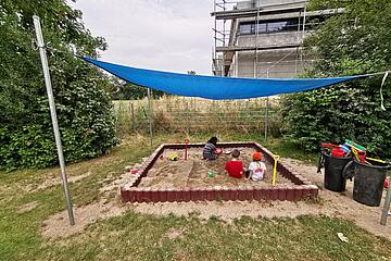 Sandkasten mit Sonnenschutz Johanniter-Kinderhort "Zeitlarner Schlaufüchse"